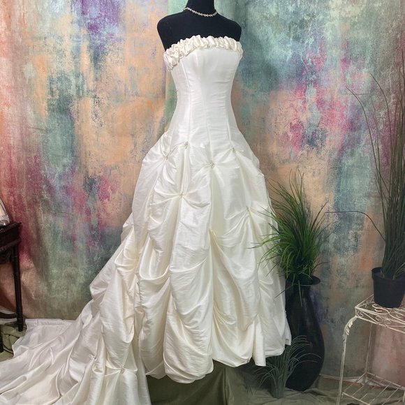 Maggie Sottero Dresses & Skirts - 📌 Maggie Sottero Stunning Wedding dress w/ train
